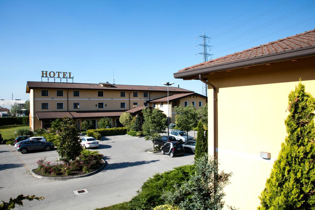 Hotel Del Parco Виджевано Экстерьер фото